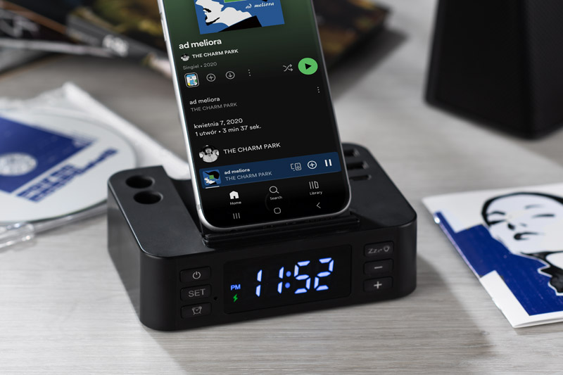 Budzik z ładowarką indukcyjną CLOCKI P101444A