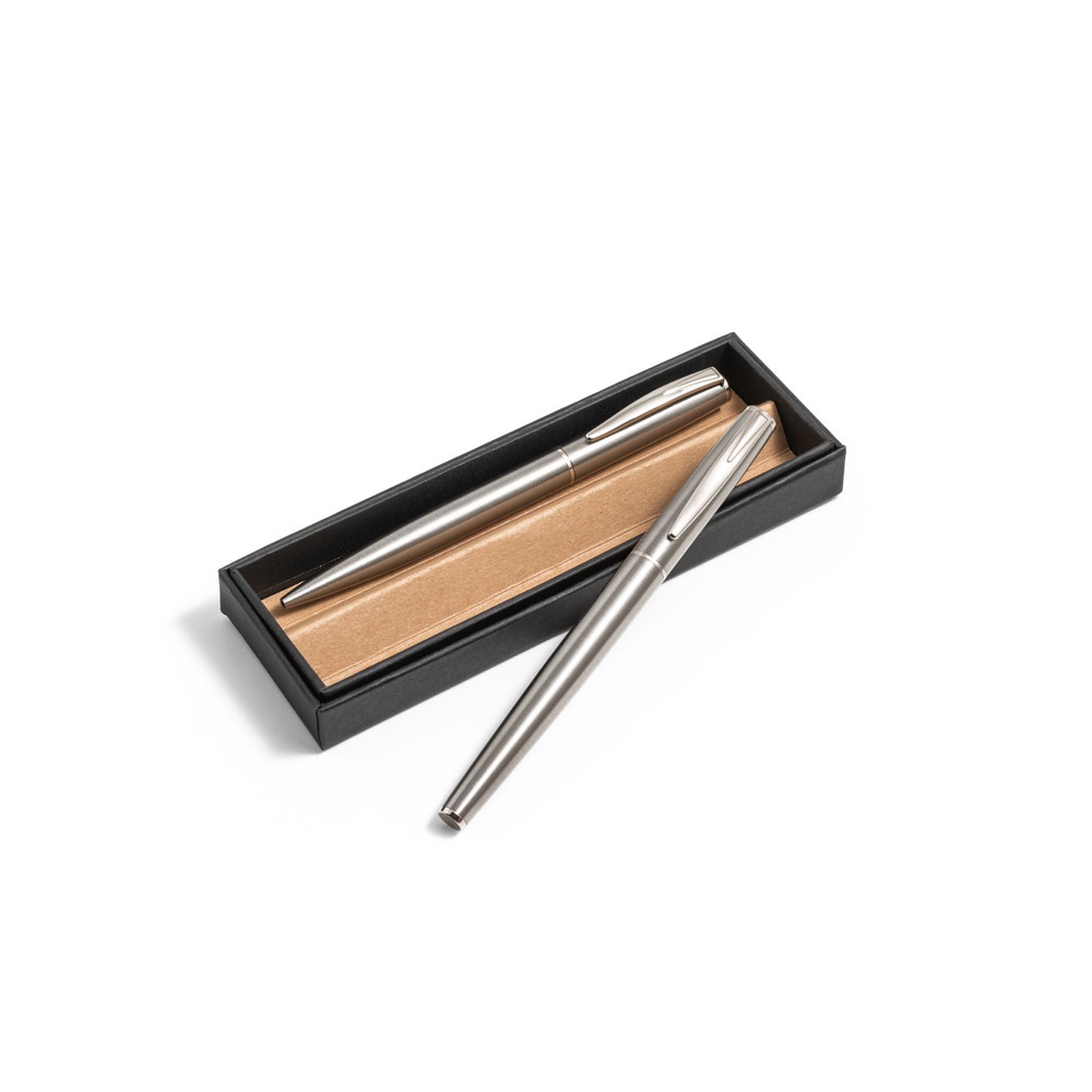 ELLA. Zestaw długopisu i pióra kulkowego z korpusem ze stali nierdzewnej (53% rSS) i klipsem P083101S