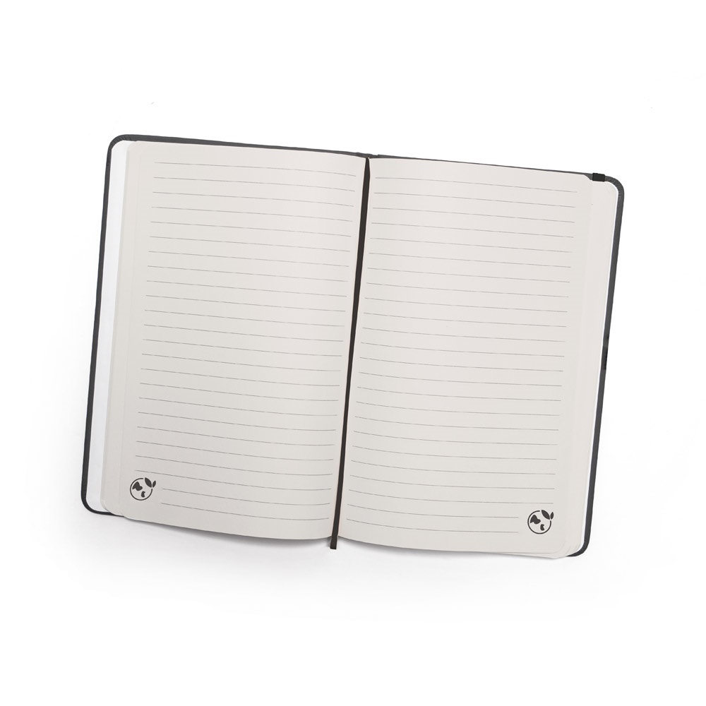 CAMPUS. Notatnik A5 w twardej oprawie z PU (35% z recyklingu) z kartkami w linie w 100% z recyklingu P097539S czarny CAMPUS. Notatnik A5 w twardej oprawie z PU (35% z recyklingu) z kartkami w linie w 100% z recyklingu P097539S czarny