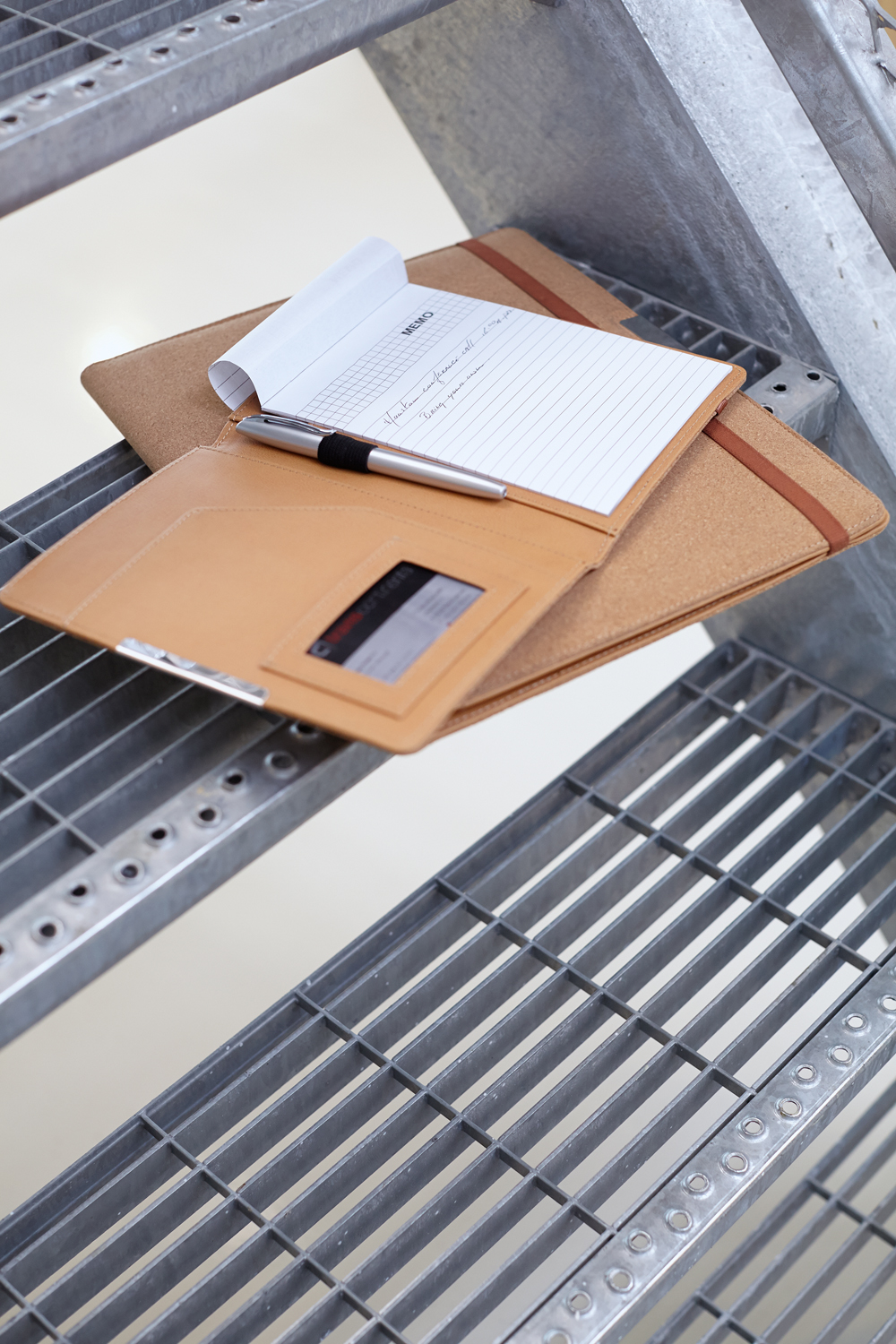 Korkowa teczka konferencyjna ok. A5 z notatnikiem P006568X