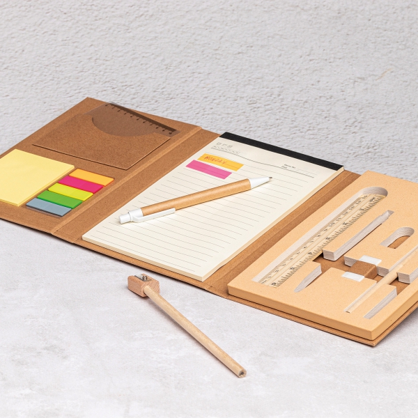 Folder z notatnikiem w linie i przyborami do pisania P086394K