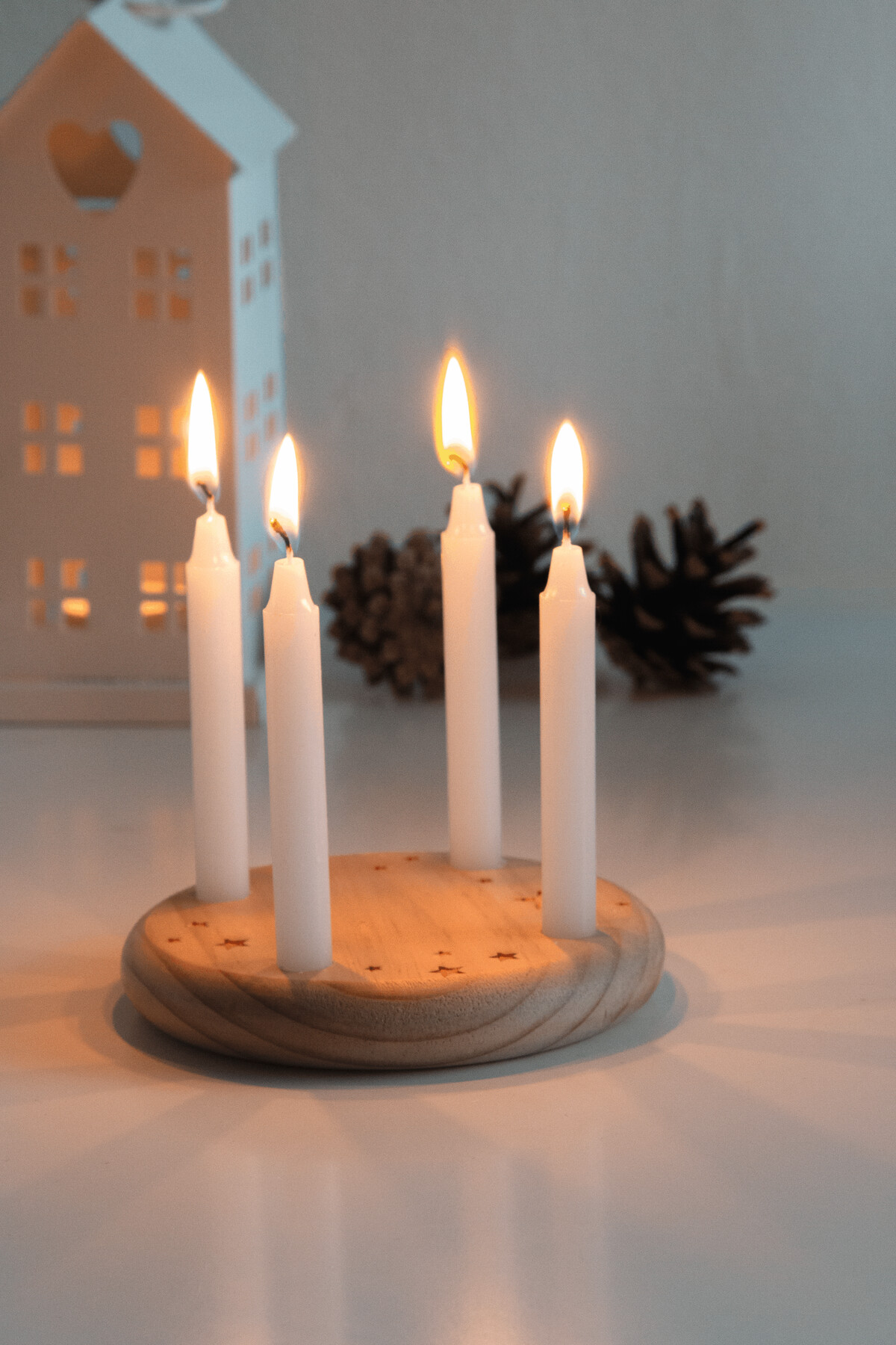 Mały drewniany wieniec adwentowy 4-CHRISTMAS. P108756I