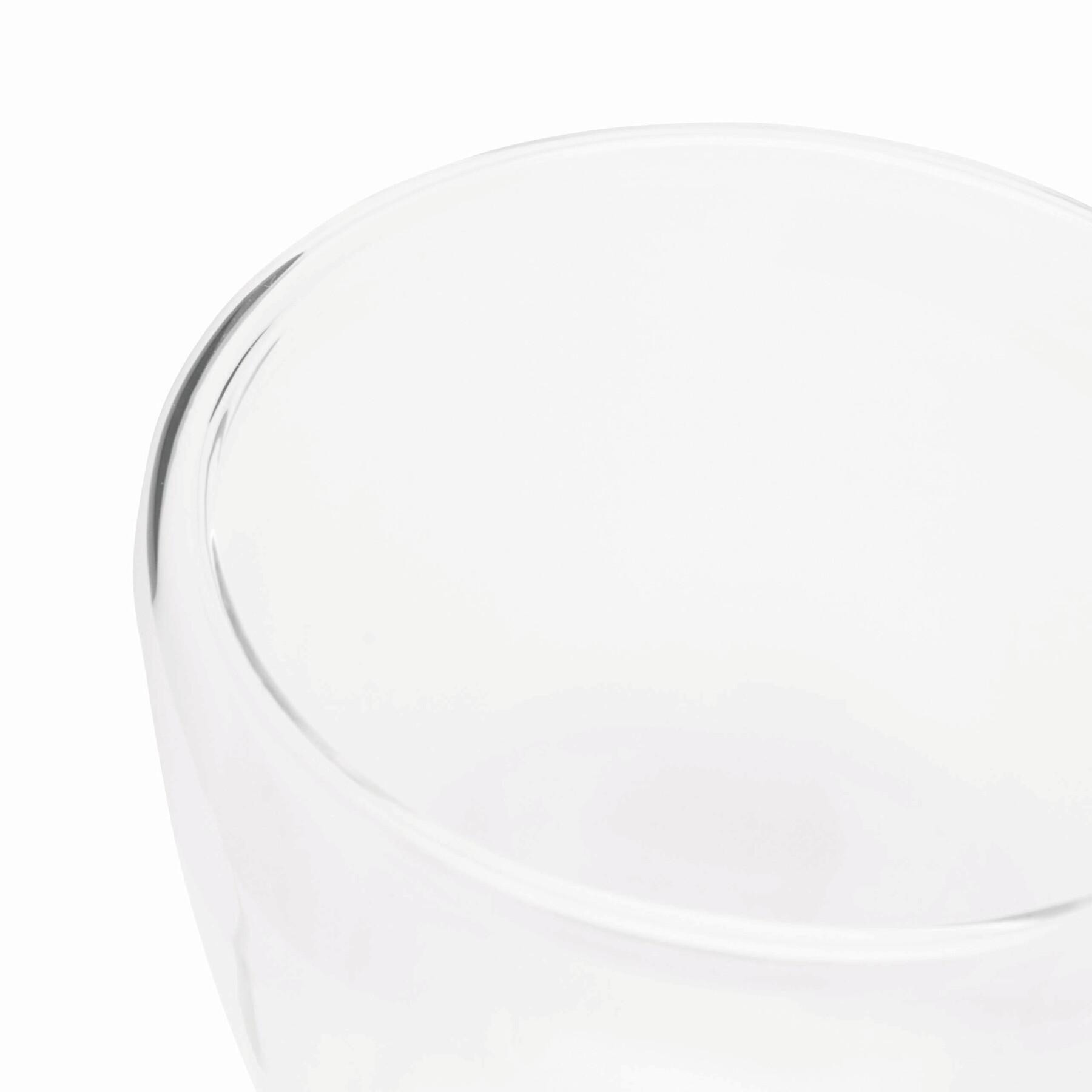 Dwuścienna szklanka BAMBOO ART S z pokrywą z bambusa. Przezroczysta, odporna na temperaturę, o pojemności ok. 250 ml. P006284I