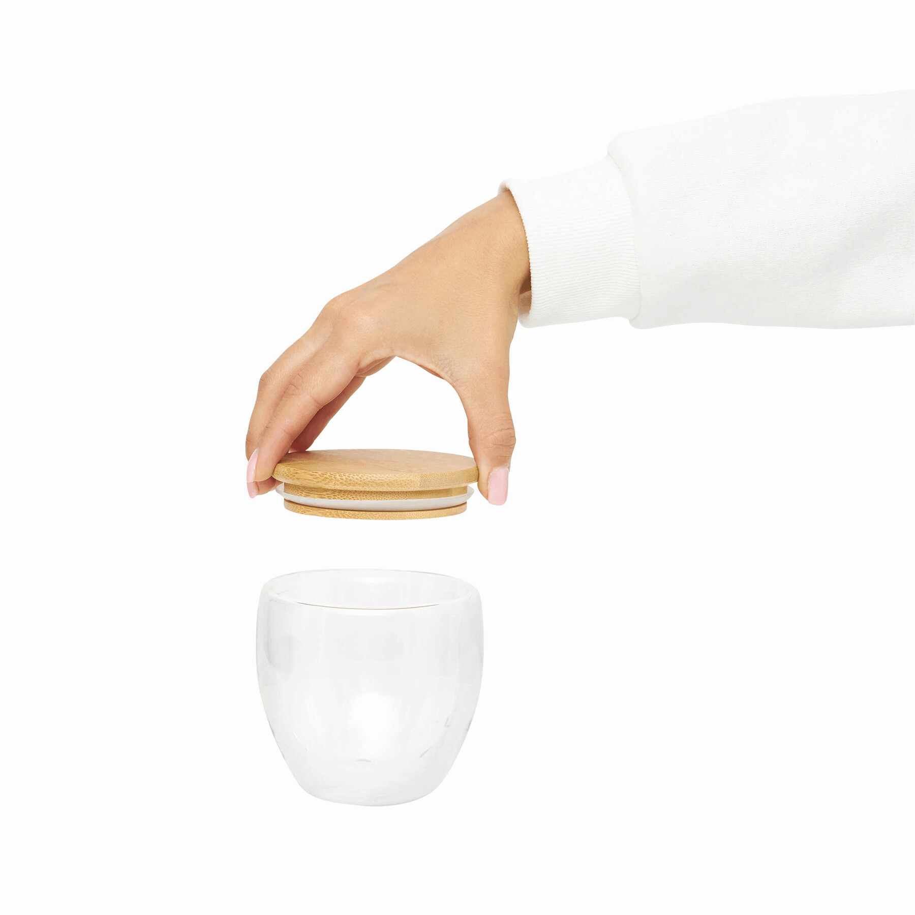 Dwuścienna szklanka BAMBOO ART S z pokrywą z bambusa. Przezroczysta, odporna na temperaturę, o pojemności ok. 250 ml. P006284I