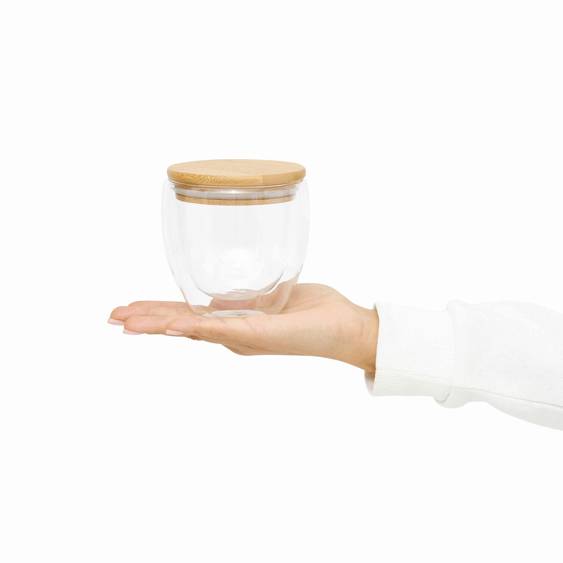 Dwuścienna szklanka BAMBOO ART S z pokrywą z bambusa. Przezroczysta, odporna na temperaturę, o pojemności ok. 250 ml. P006284I