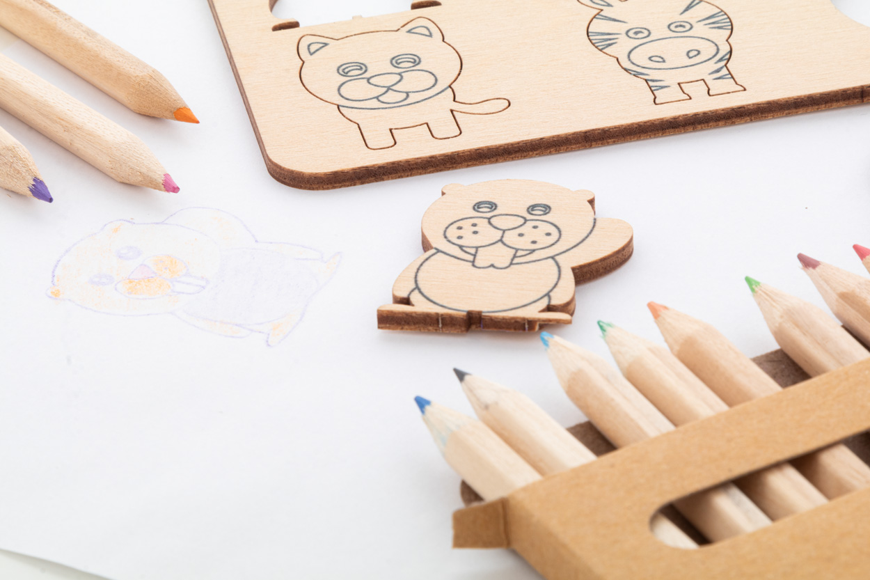 Gra polegająca na kolorowaniu i dopasowywaniu kształtów P118320D