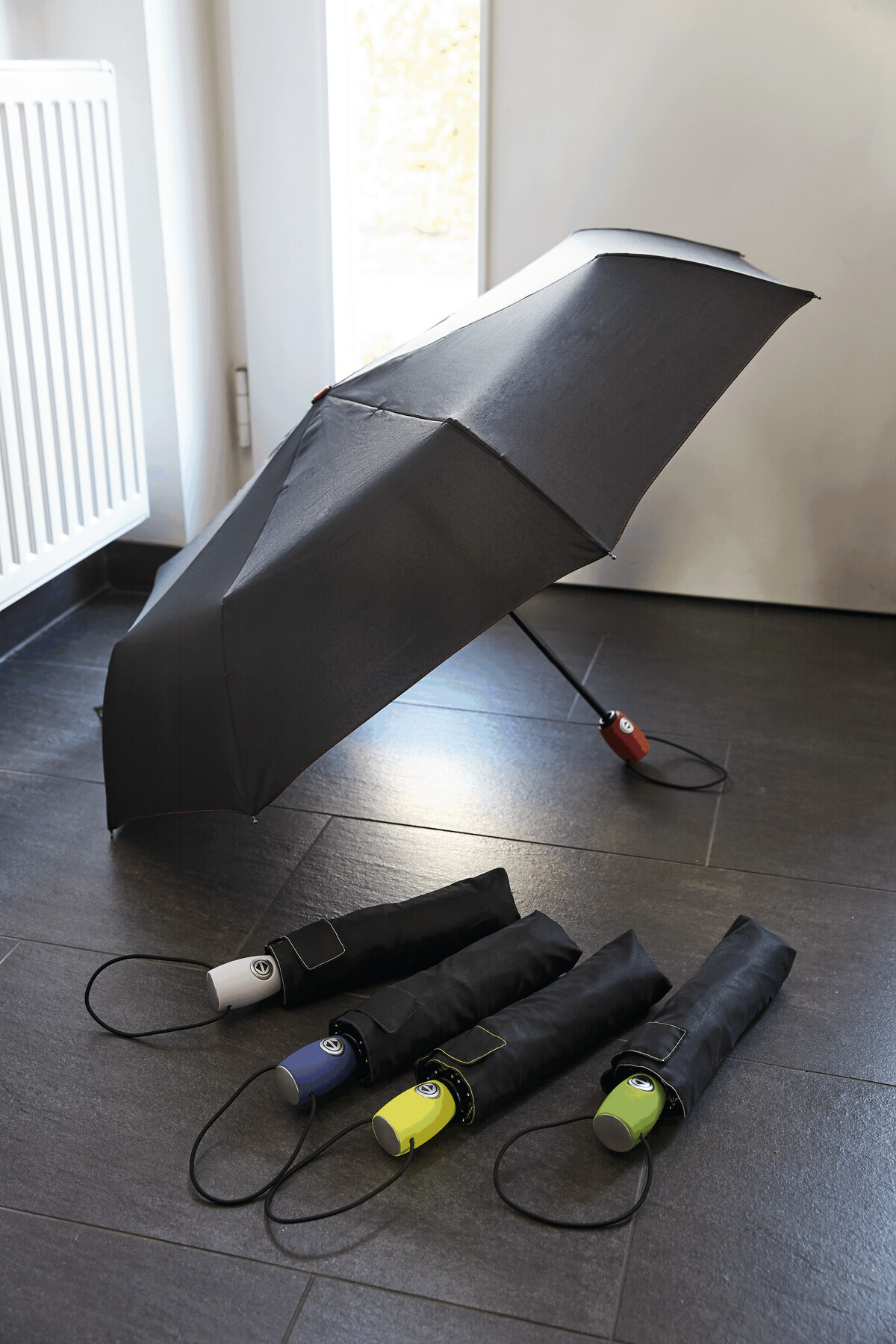 Automatycznie otwierany i składany, wiatroodporny parasol kieszonkowy STREETLIFE P005774I czarny / czerwony