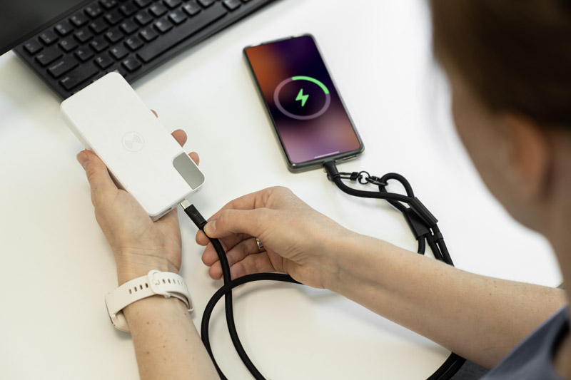 Smycz do telefonu z funkcją ładowania 60W CHARD P132886A