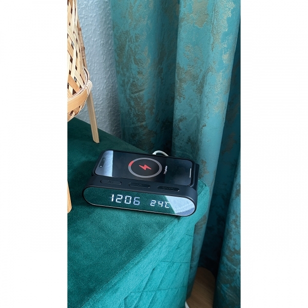 Budzik z bezprzewodową ładowarką ADELAIDE P133491G