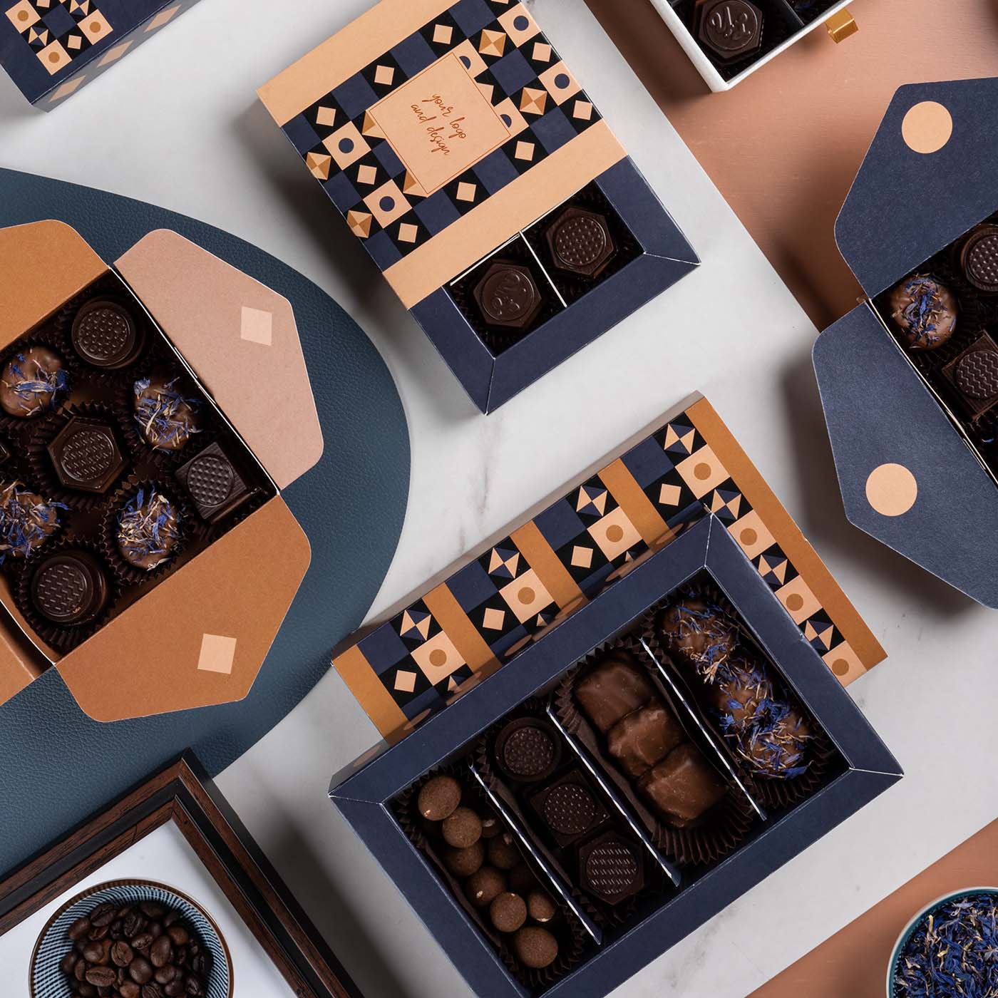 BOMBONIERKA CZEKOLADOWA MOZAIKA 12 SZT P136511Z