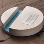 Drewniana podstawka pod telefon P065271J 