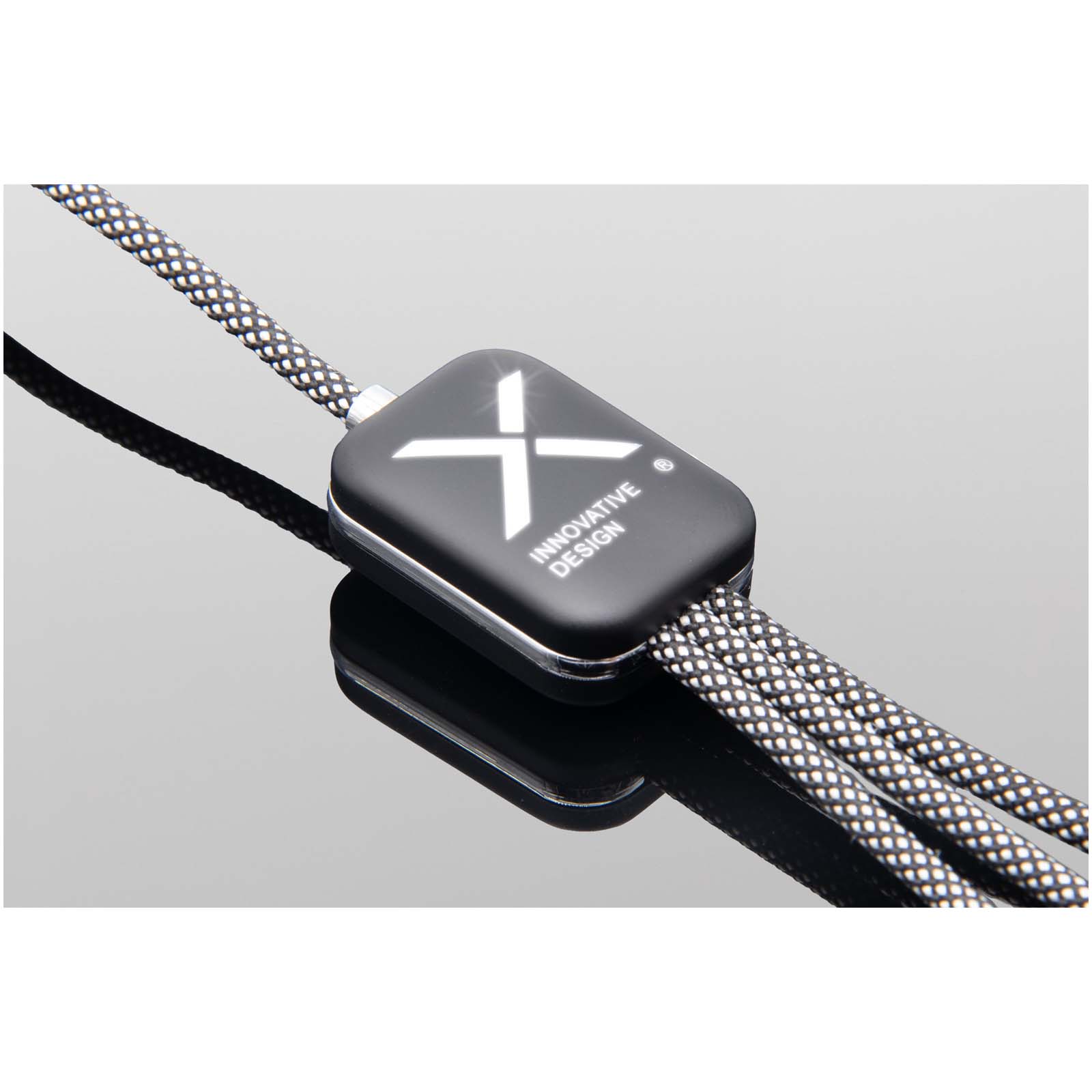 SCX.design C33 kabel do ładowania typu C o mocy 60 W z podwójnym podświetlanym logo P158107C