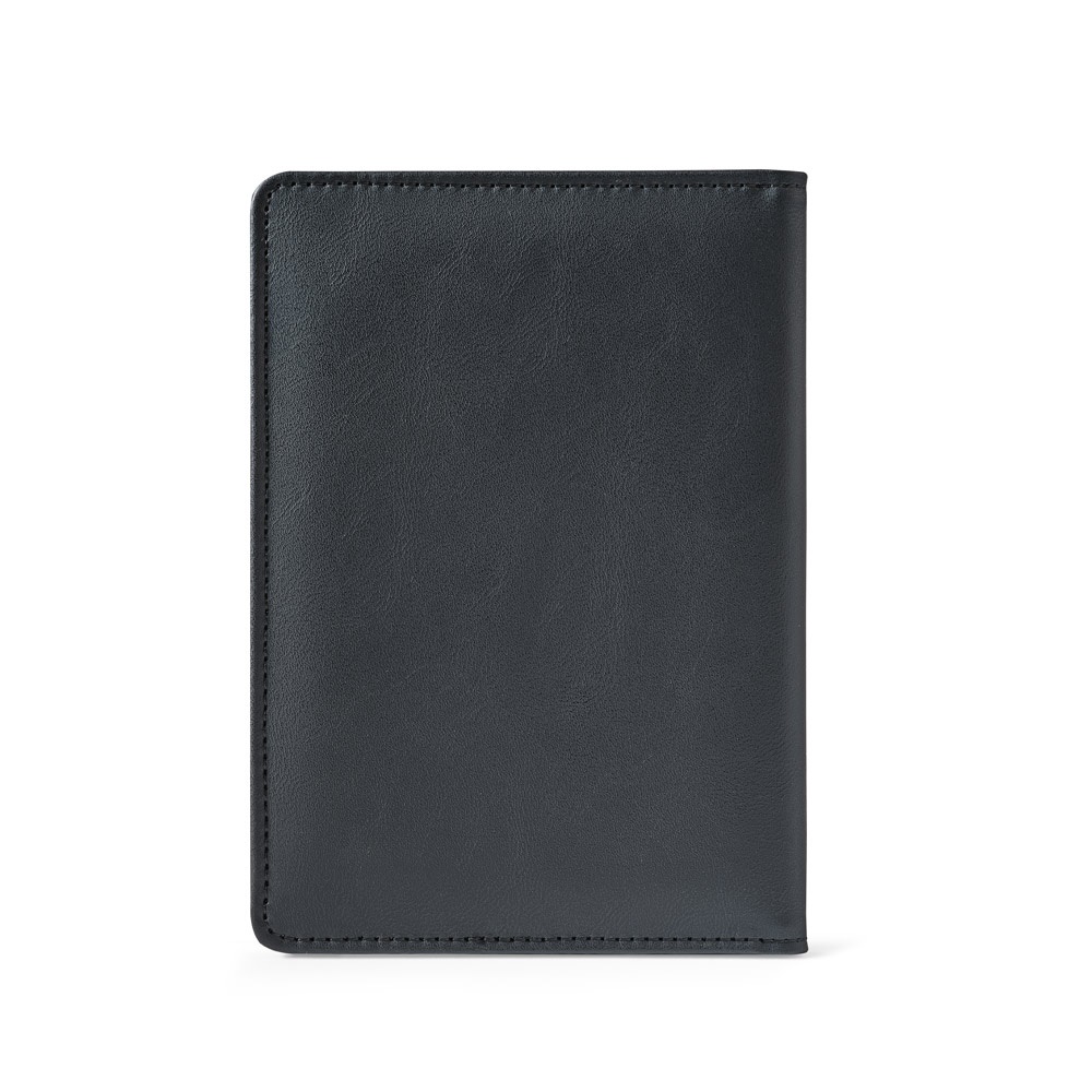 BRAM. Etui na paszport wykonane z poliuretanu, zamykane na gumkę i wyposażone w liczne kieszenie P177460S 4 BRAM. Etui na paszport wykonane z poliuretanu, zamykane na gumkę i wyposażone w liczne kieszenie P177460S