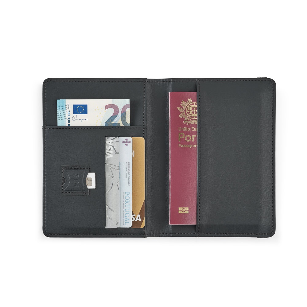 BRAM. Etui na paszport wykonane z poliuretanu, zamykane na gumkę i wyposażone w liczne kieszenie P177460S 5 BRAM. Etui na paszport wykonane z poliuretanu, zamykane na gumkę i wyposażone w liczne kieszenie P177460S