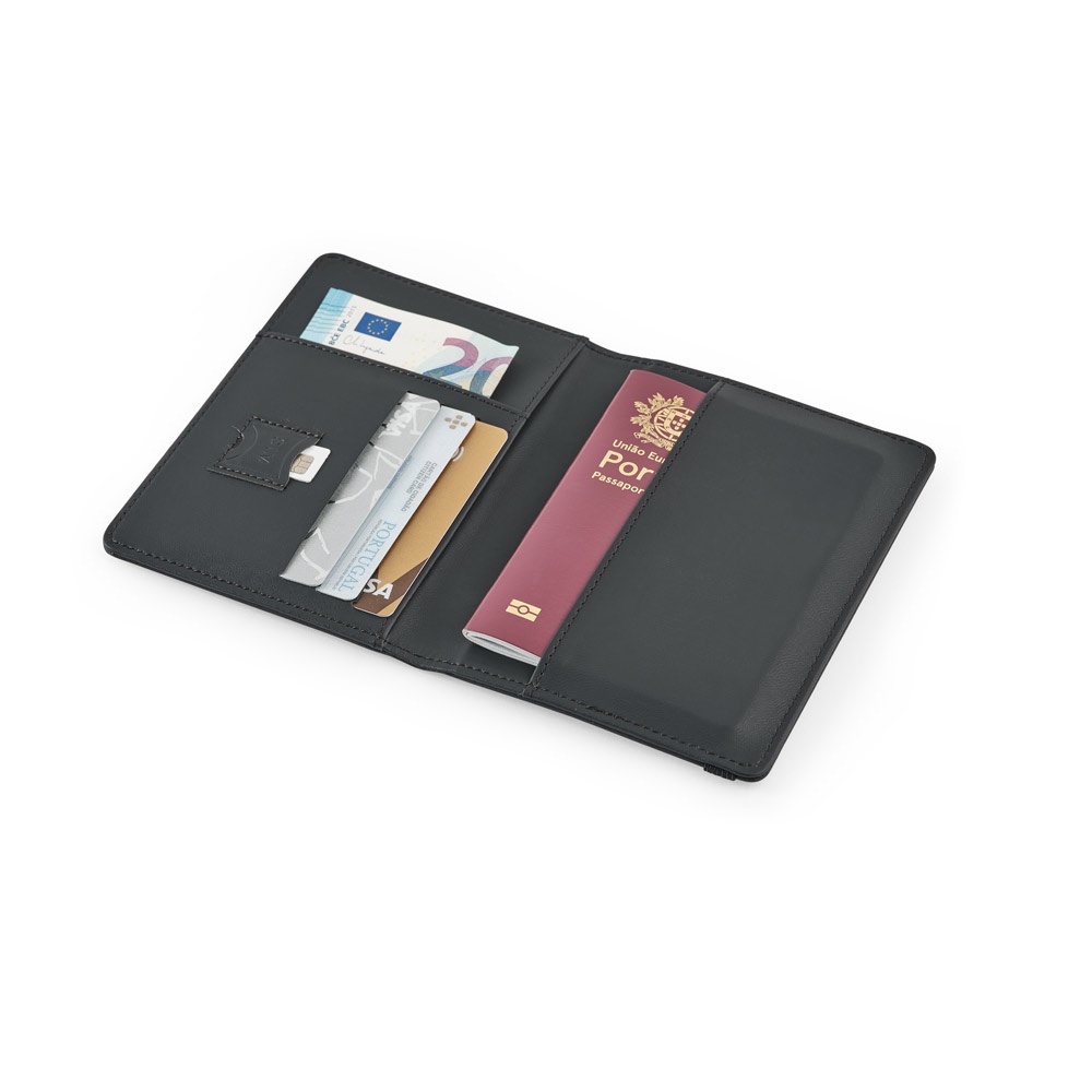 BRAM. Etui na paszport wykonane z poliuretanu, zamykane na gumkę i wyposażone w liczne kieszenie P177460S 6 BRAM. Etui na paszport wykonane z poliuretanu, zamykane na gumkę i wyposażone w liczne kieszenie P177460S