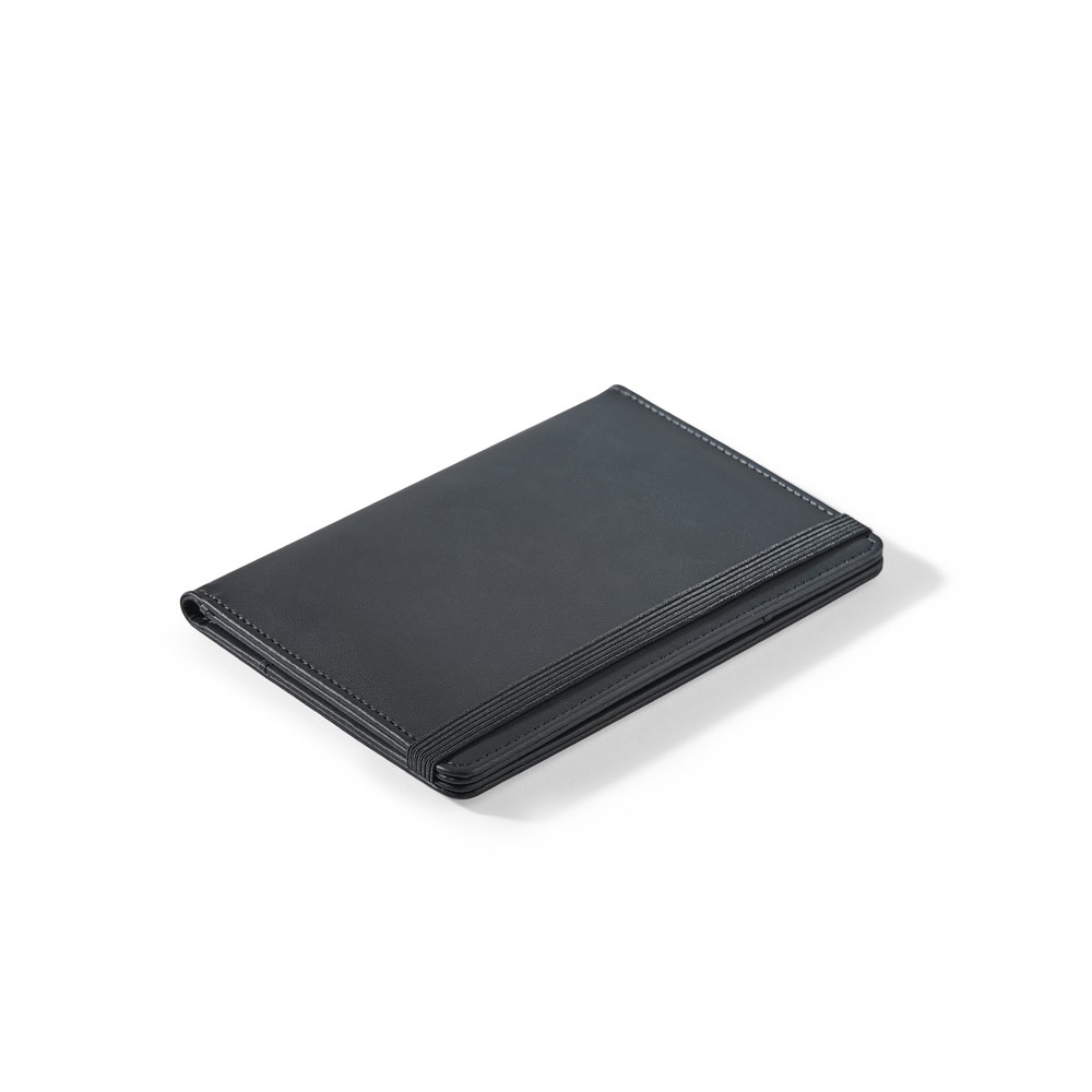 BRAM. Etui na paszport wykonane z poliuretanu, zamykane na gumkę i wyposażone w liczne kieszenie P177460S 3 BRAM. Etui na paszport wykonane z poliuretanu, zamykane na gumkę i wyposażone w liczne kieszenie P177460S